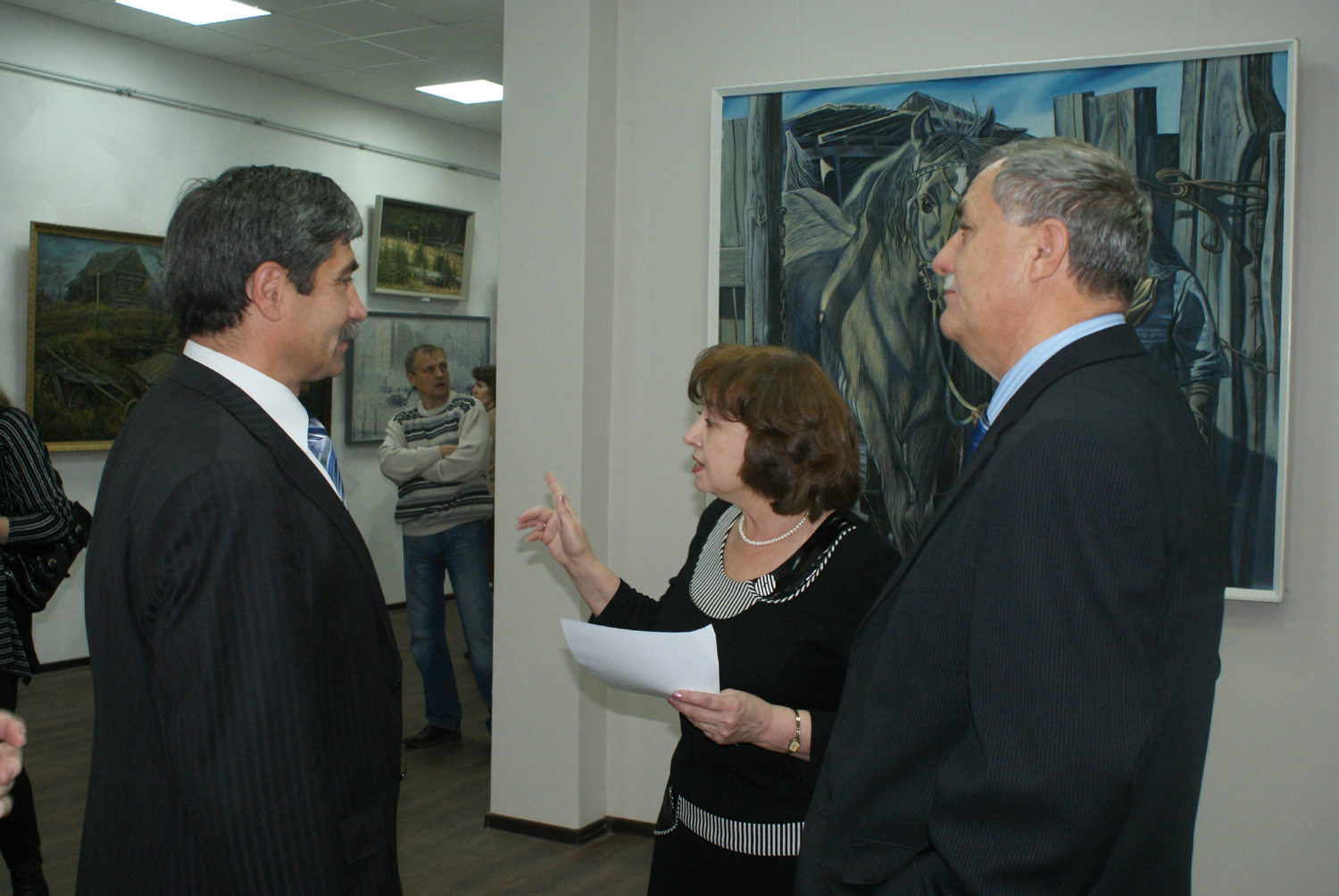 Глава города на открытии музея минералов