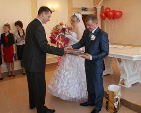 Антон Медко поздравляет первых новобрачных нового загса