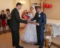 Антон Медко поздравляет первых новобрачных нового загса