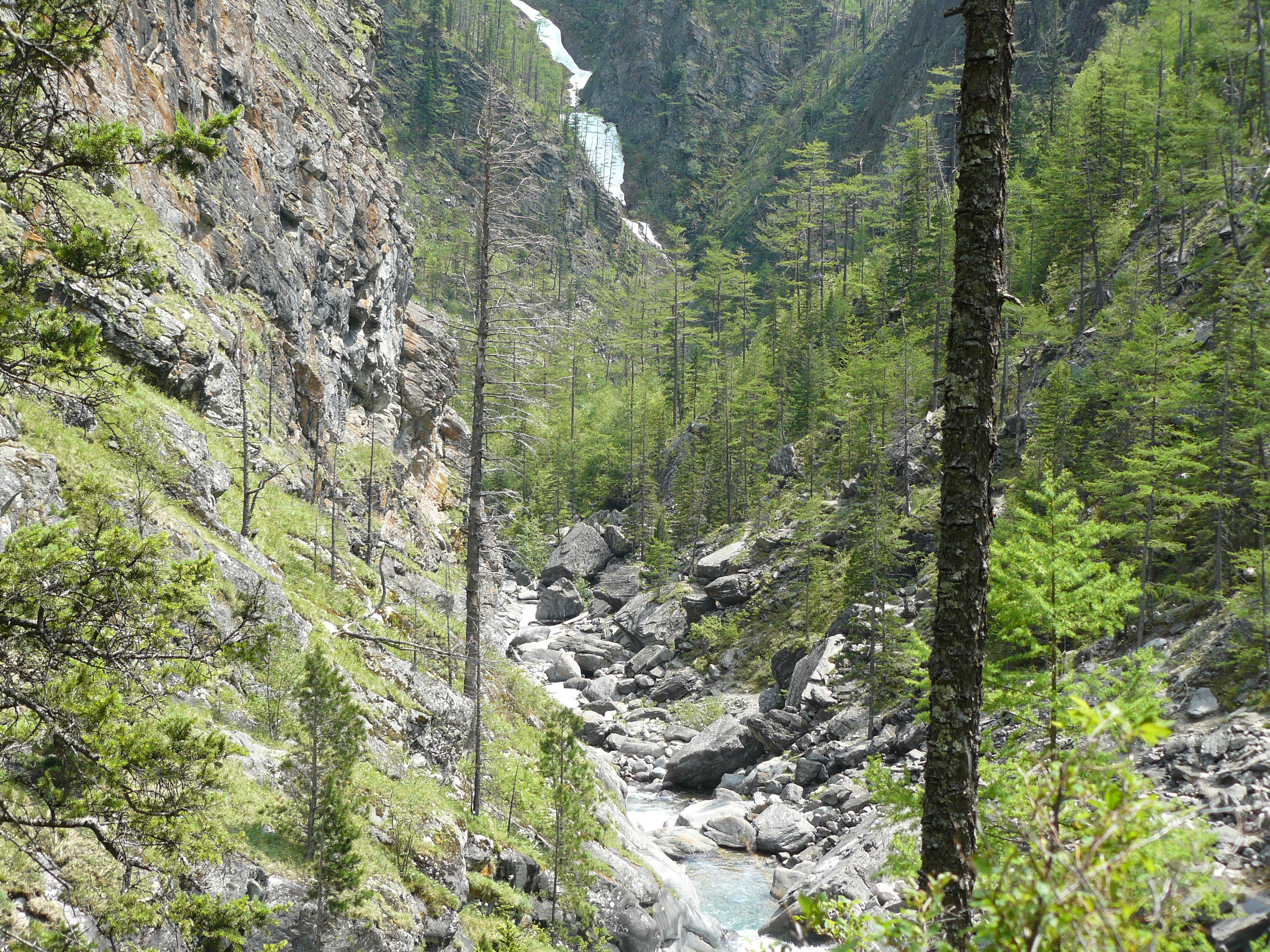 снег в ущелье 