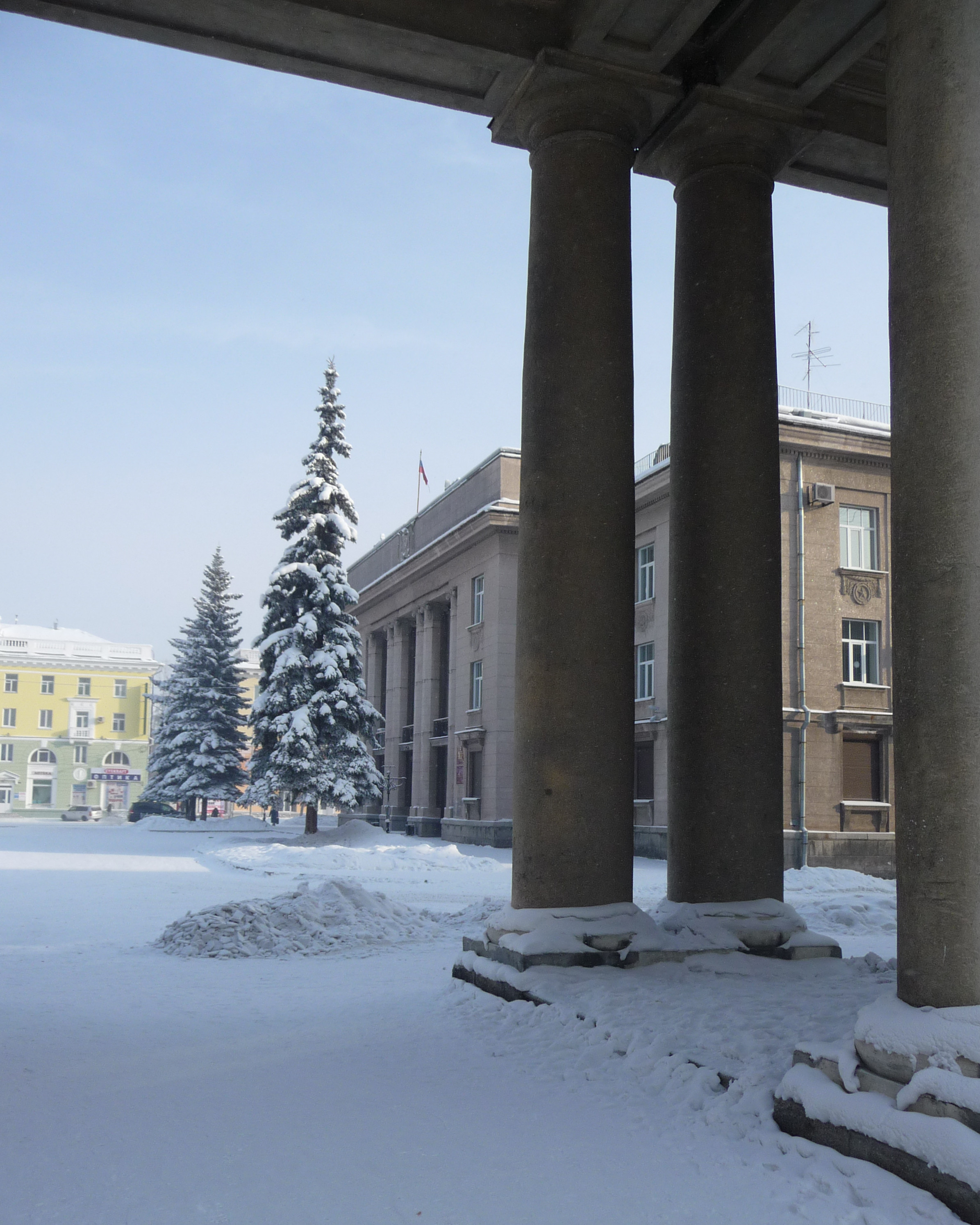 Налево повернёшь - на центральную площадь попадёшь