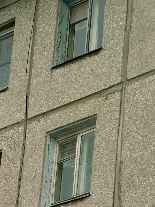 трещины на оконных проёмах