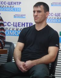 3-кратный чемпион Николай Петров был суров, но невозмутим. Никто из журналистов так и не решился задать ему ворос... От греха...