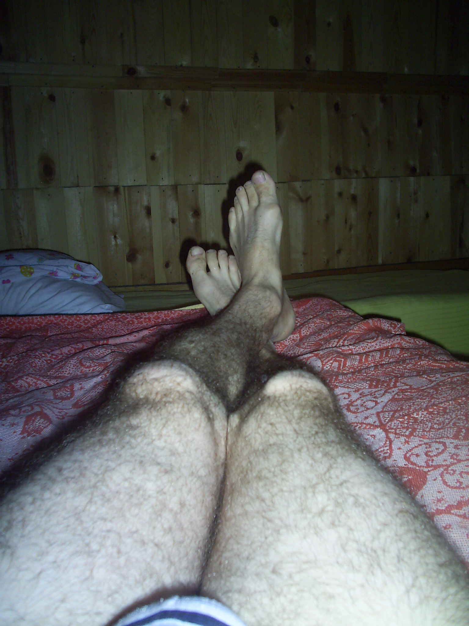ноги Издевателя, коий атдыхаит после трудов на агароде.