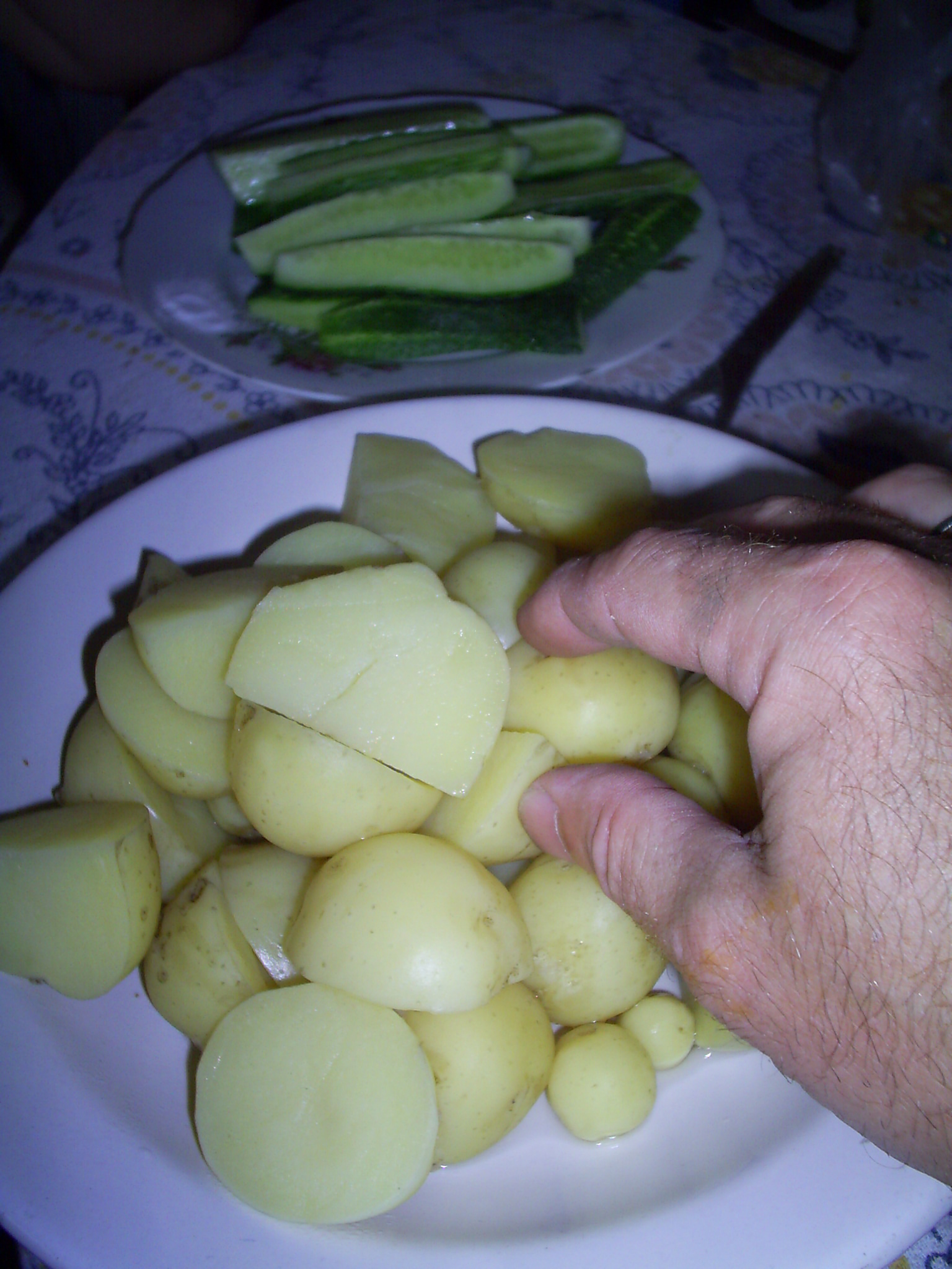 валасатая рука Издевателя, коия ухватила вареные кортошки свеживо урожаю