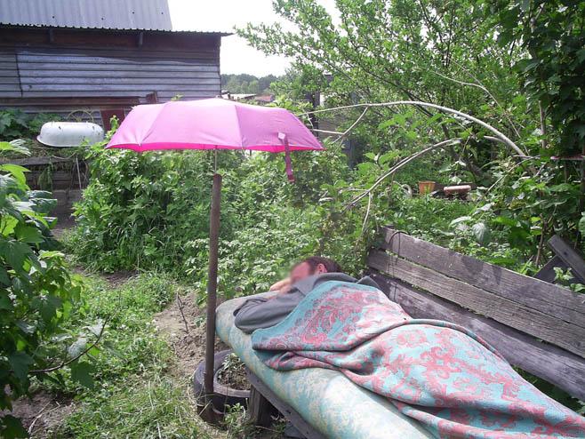 Издеватель, отдыхаюсчий в жаркий иульский полдень