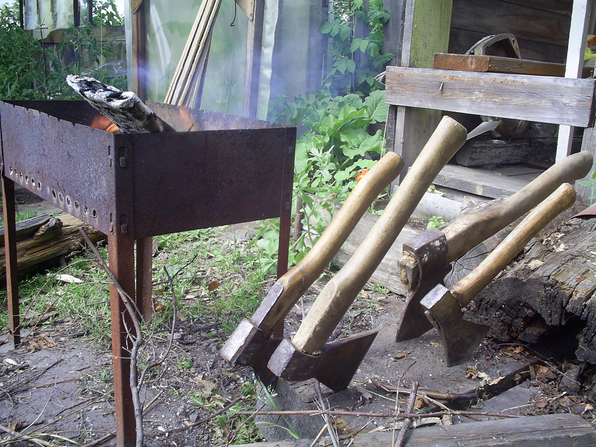 набор топоров, коими плотничаит Издеватель