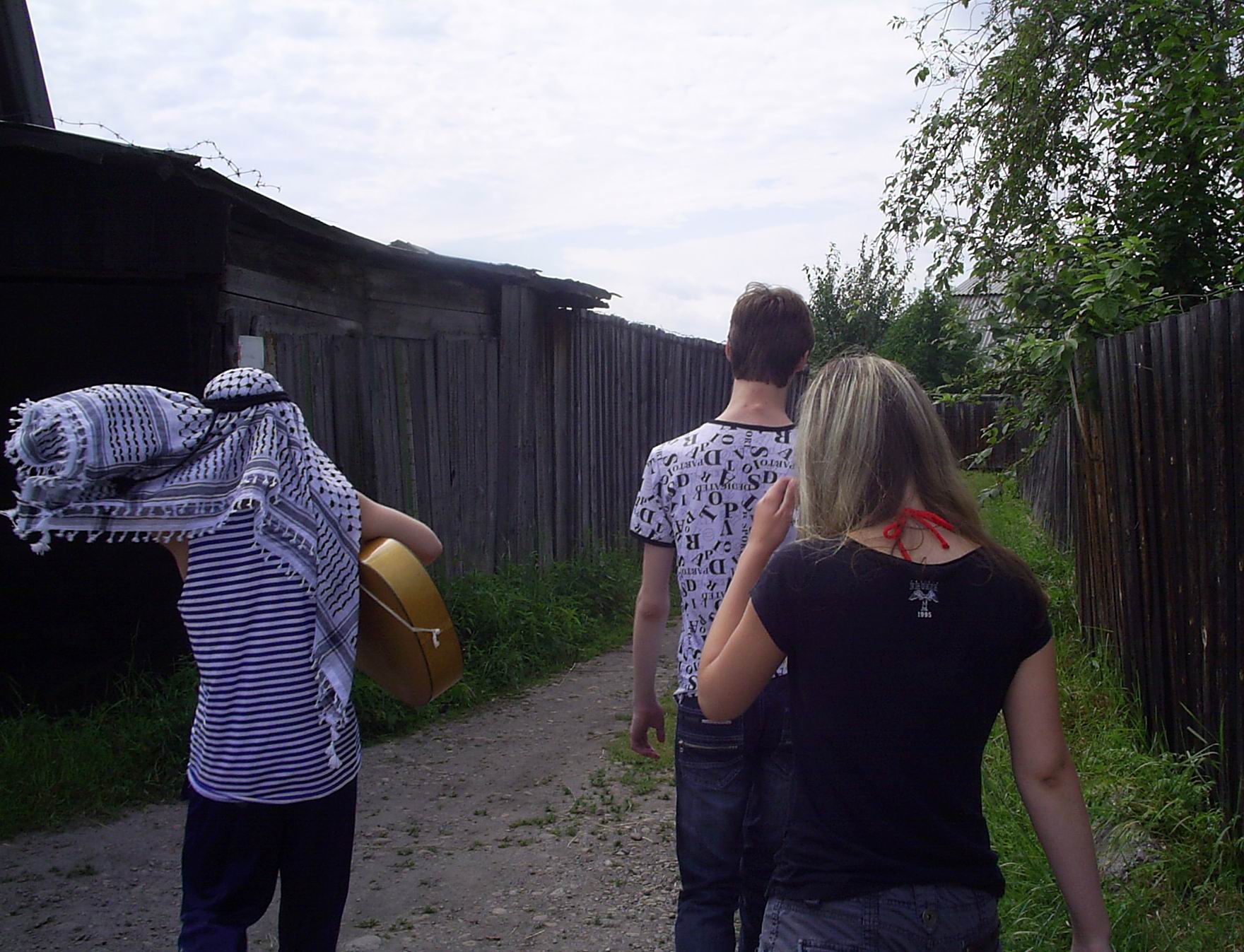 слева - Издеватель, коий с песней по жызни шагаит