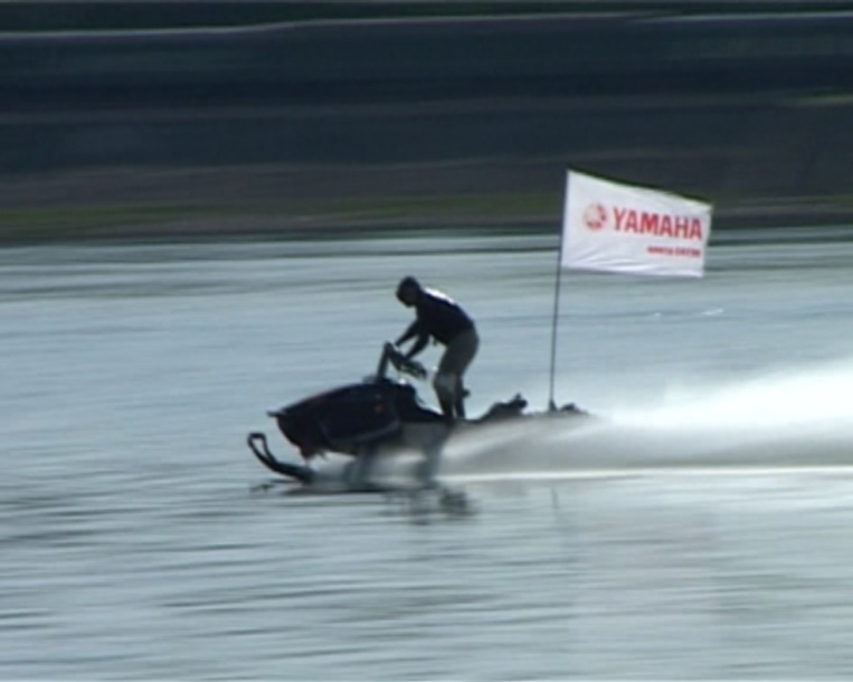 На снегоходе - по воде!