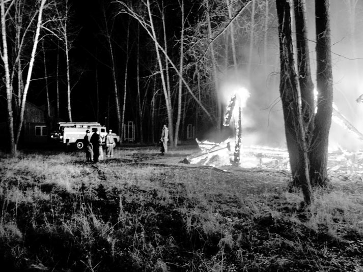 Пожарные ожидали, когда рухнет каркас клуба