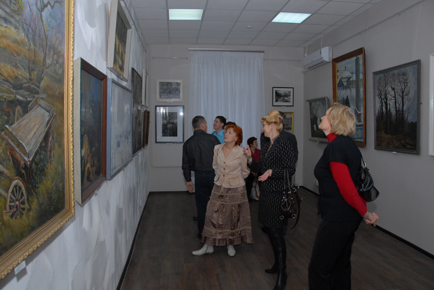 Наконец в городе появился зал, в который не стыдно вешать картины