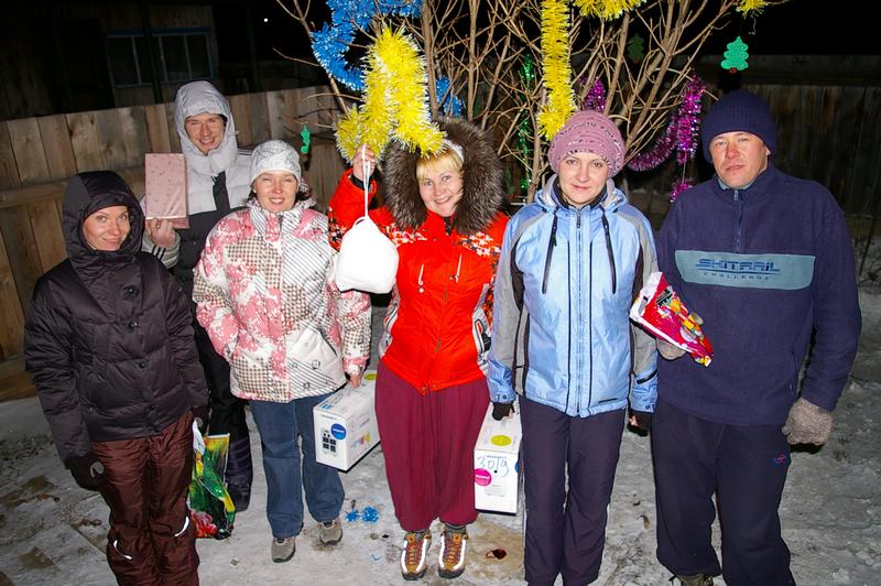 Ёлка, на которой закрепили открытки с фотографиями и именами юных воспитанников Ангарского детского дома