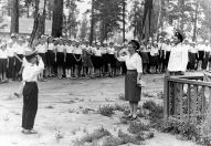 Большую линейку принимает старшая вожатая Жанна Левандовская