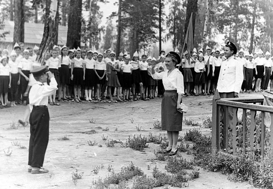 Большую линейку принимает старшая вожатая Жанна Левандовская