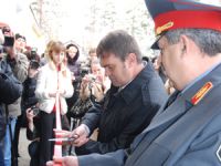 Андрей Козлов перерезает ленточку на открытии вытрезвителя Андрей Козлов перерезает ленточку на открытии вытрезвителя