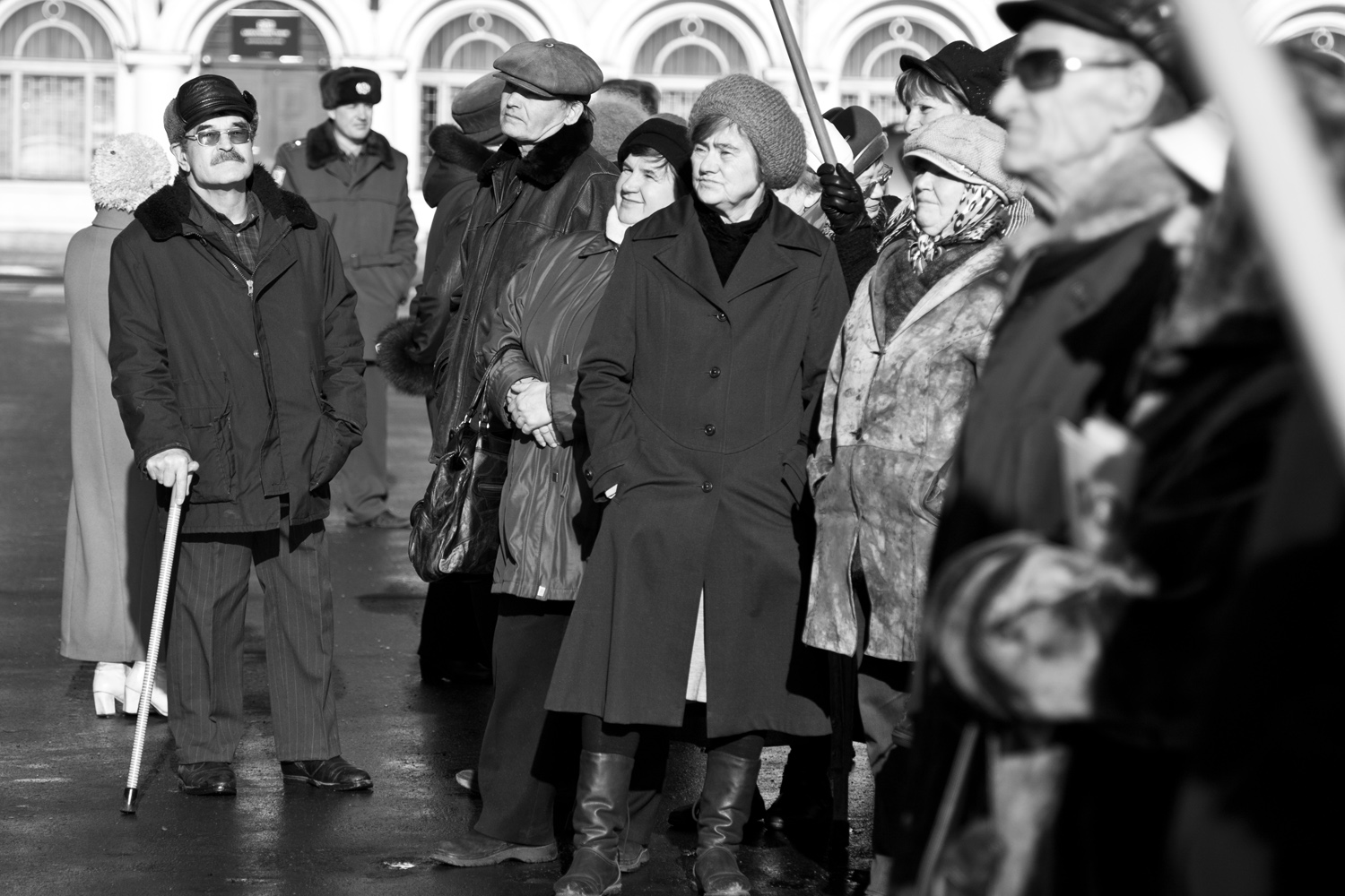 радуется солнцу)