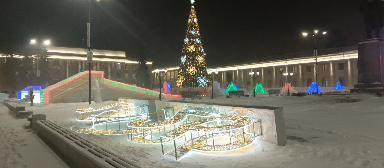 Ветер повалил новогодний декор на площади