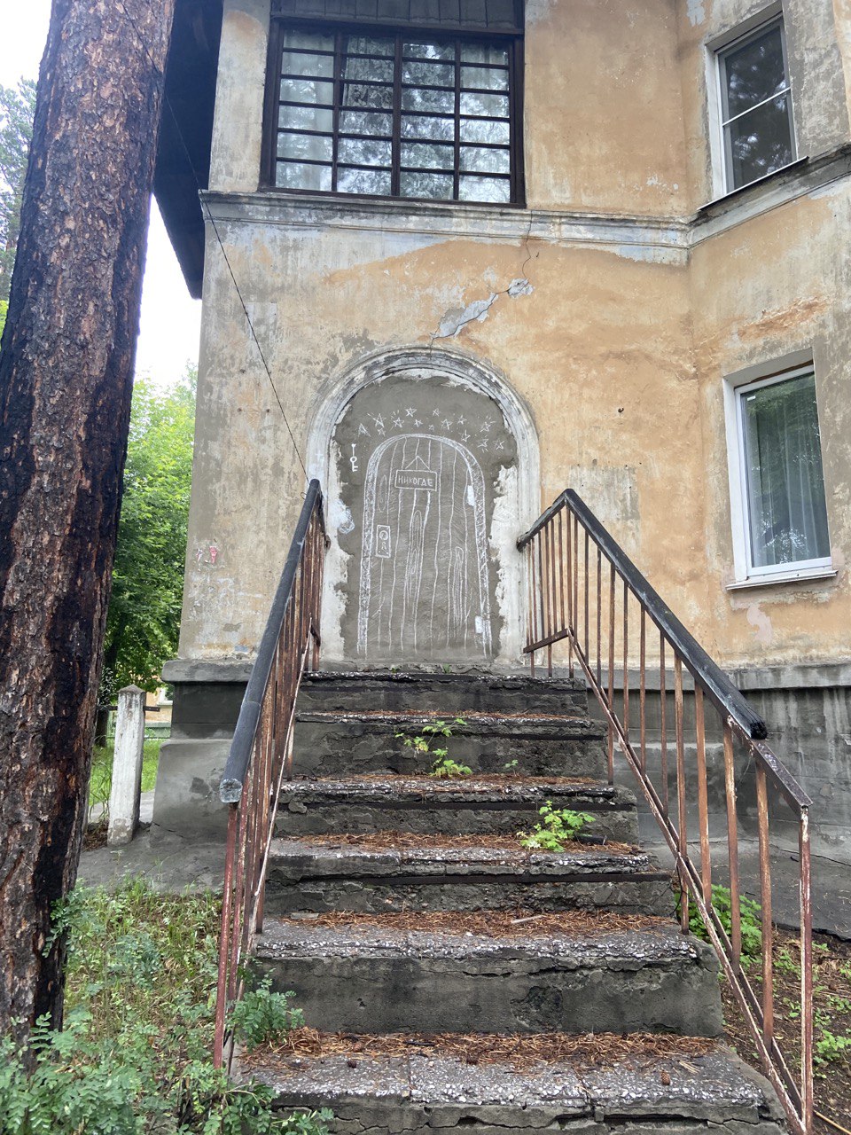 Никто не трогает эту запертую дверь.