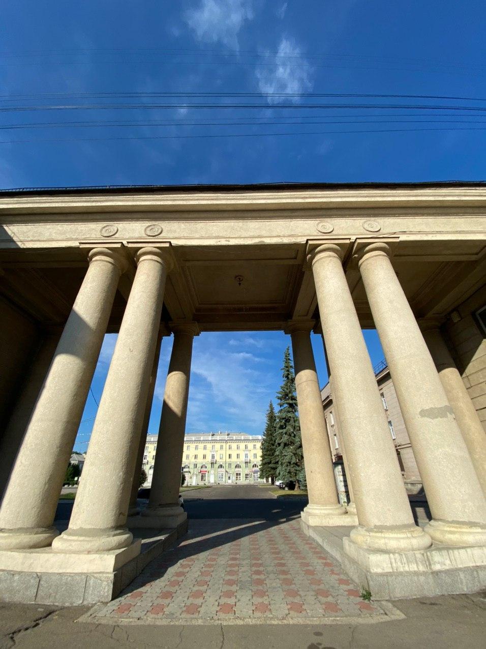 Рядами тянутся колонны