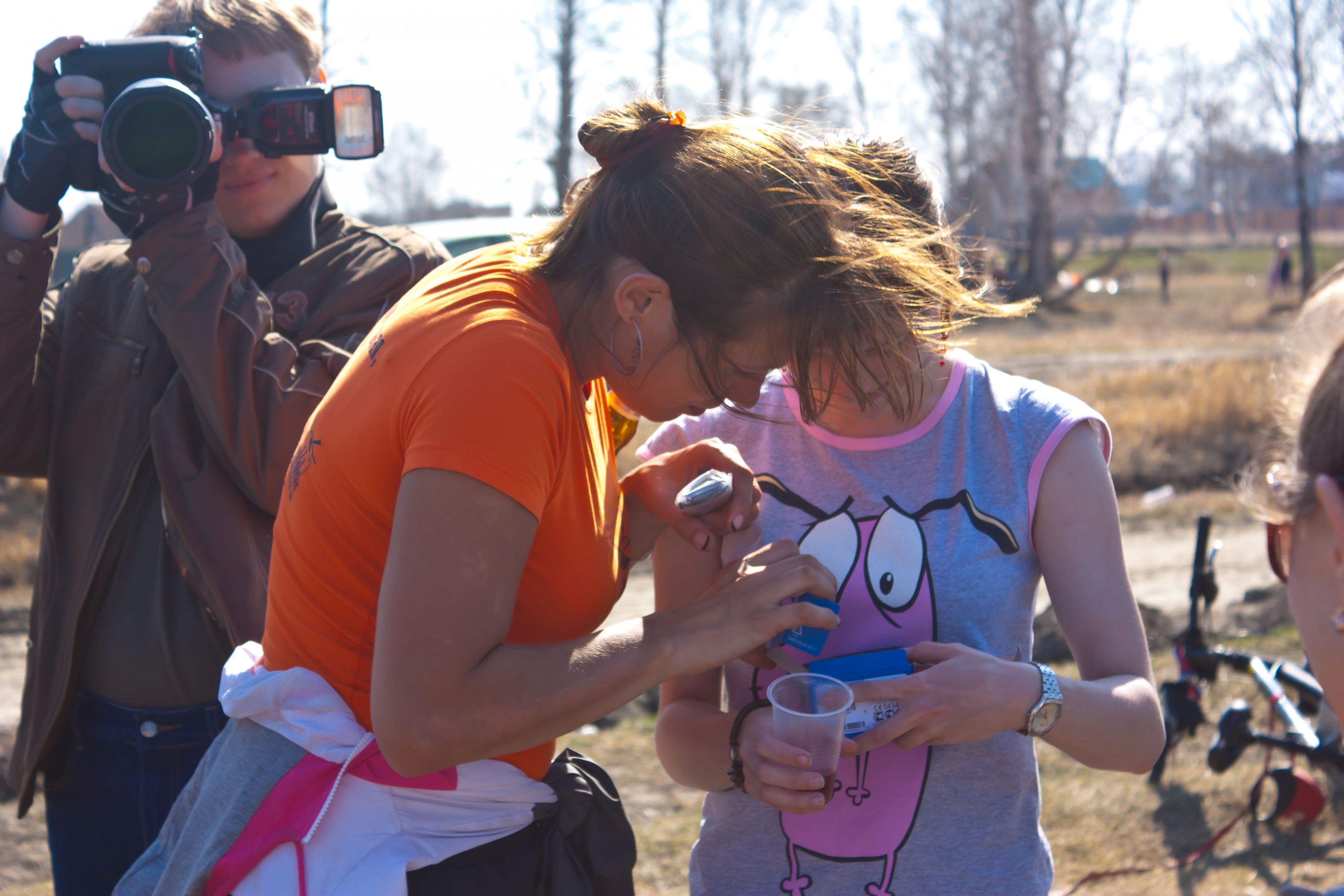 Девушке в оранжевой майке очень интересно, как работает Мамкин мобиль