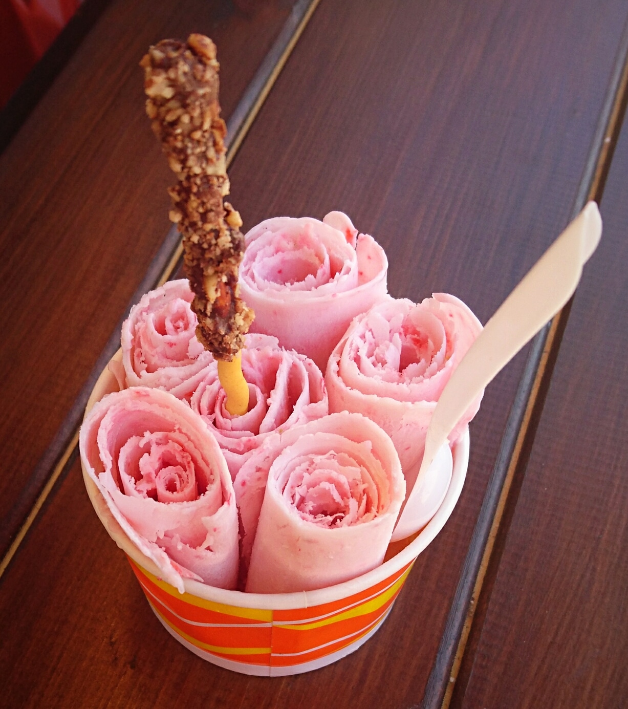 Ролл-мороженое йогуртное со свежей клубникой