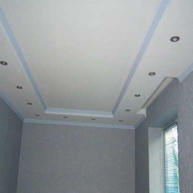 с нисшей под гардину