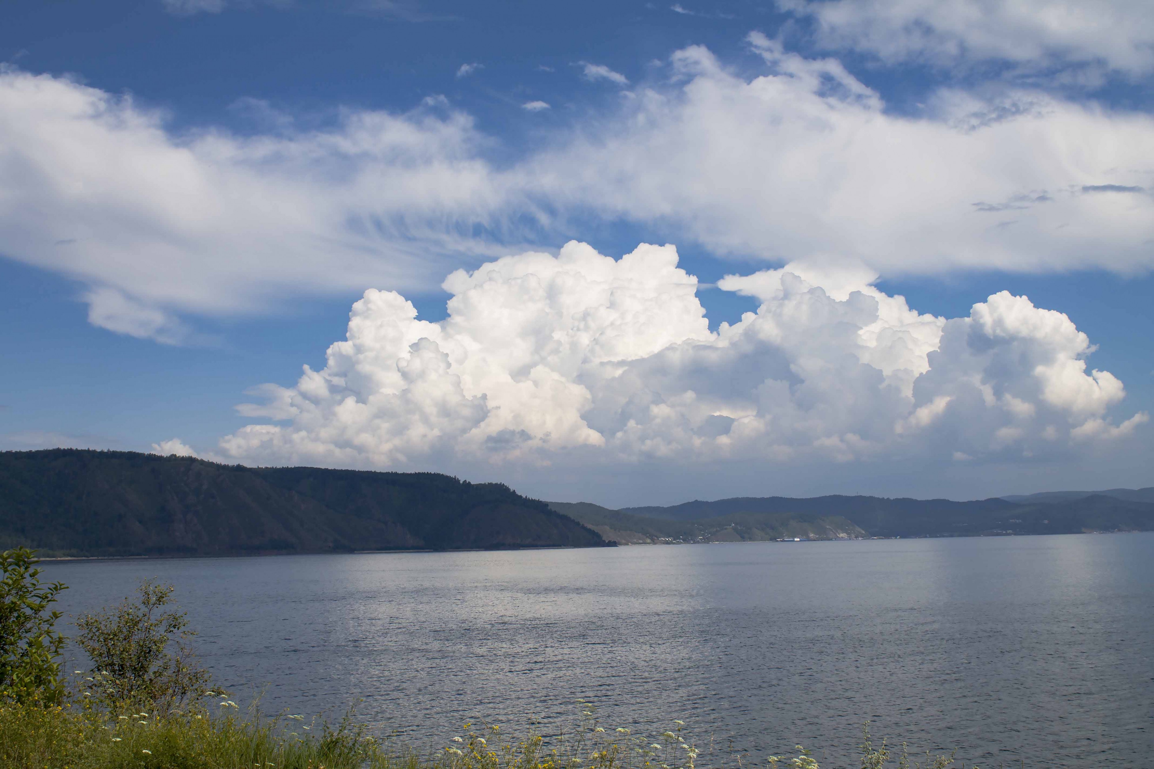 Облака над Байкалом