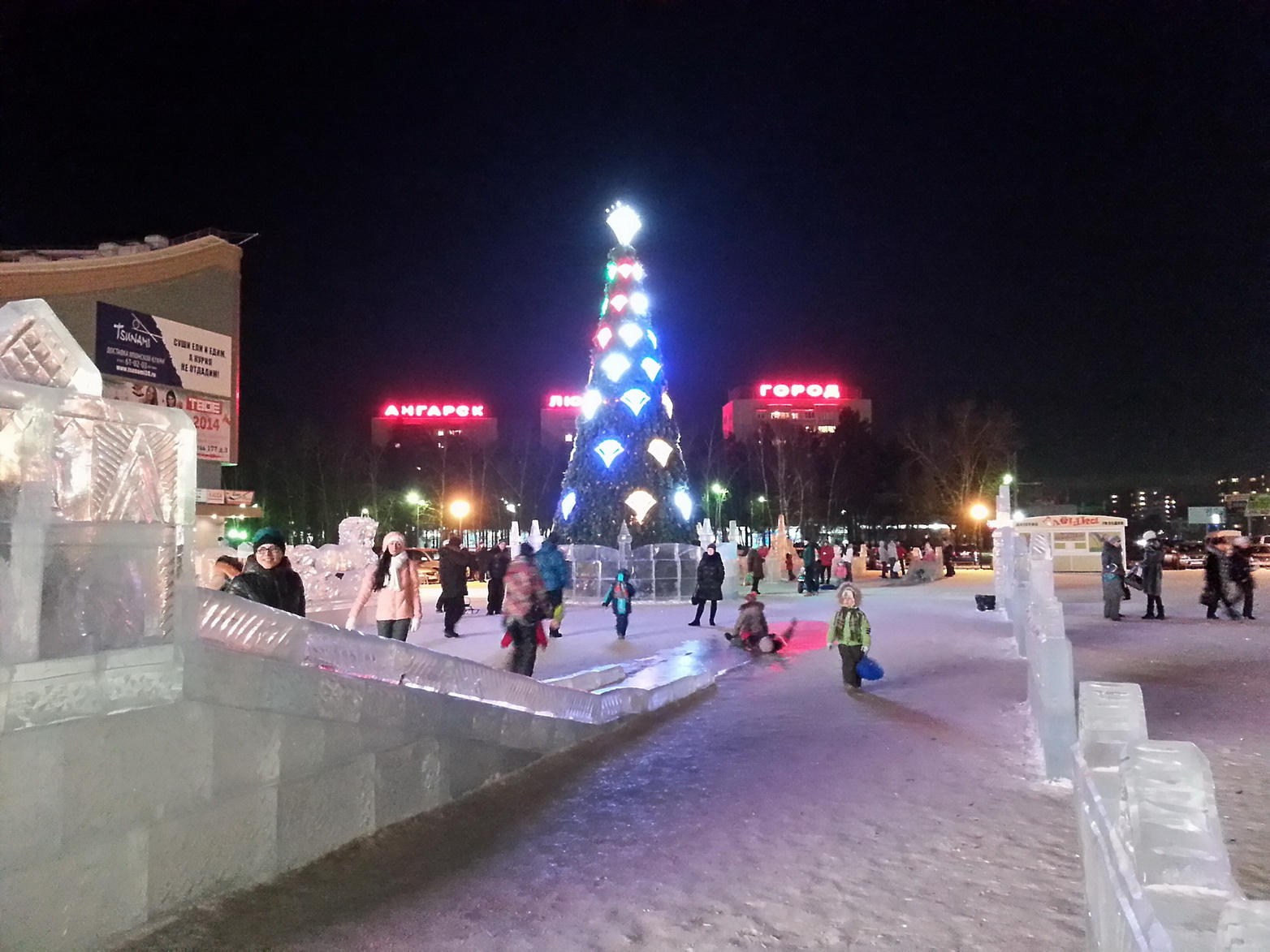 йолка ... горка ... вечер ...  Ангарск)))))