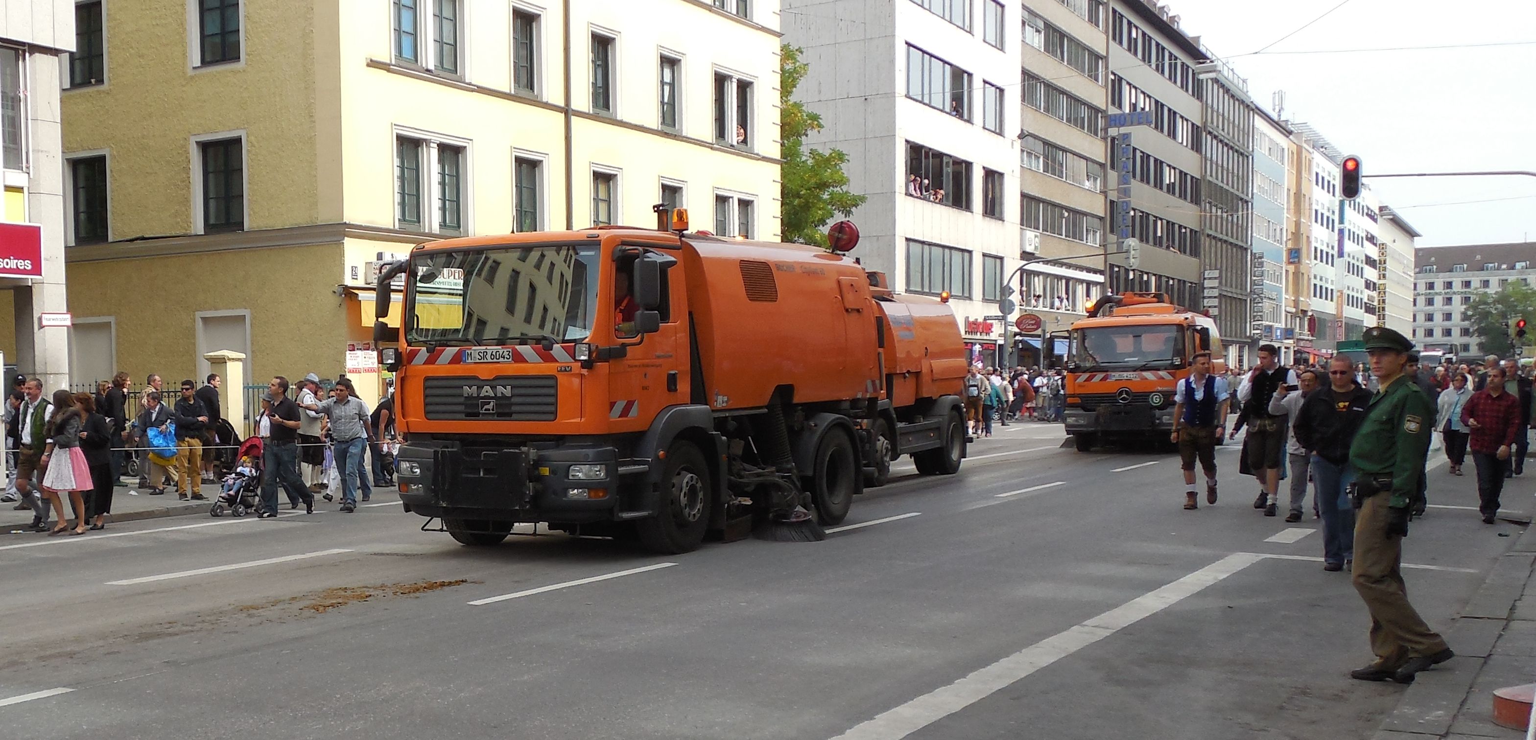 А вот так заканчиваются парады в Мюнхене
