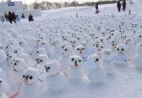 Сюда свозят отловленных бездомных снеговичков