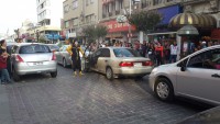 мим изображает карабинера и просит выйти водителя