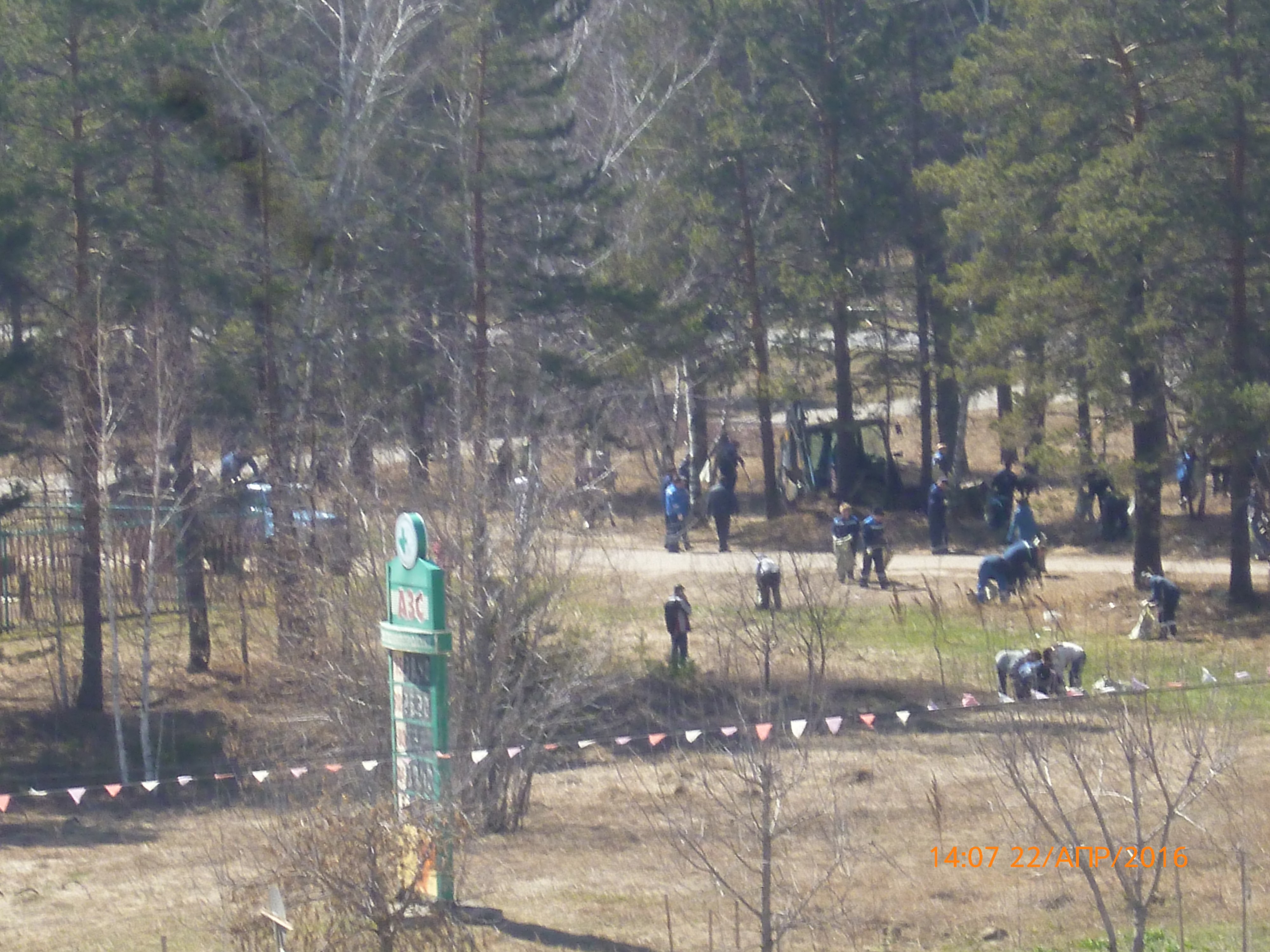 Субботник. Уборка  территории 14 микрорайона.