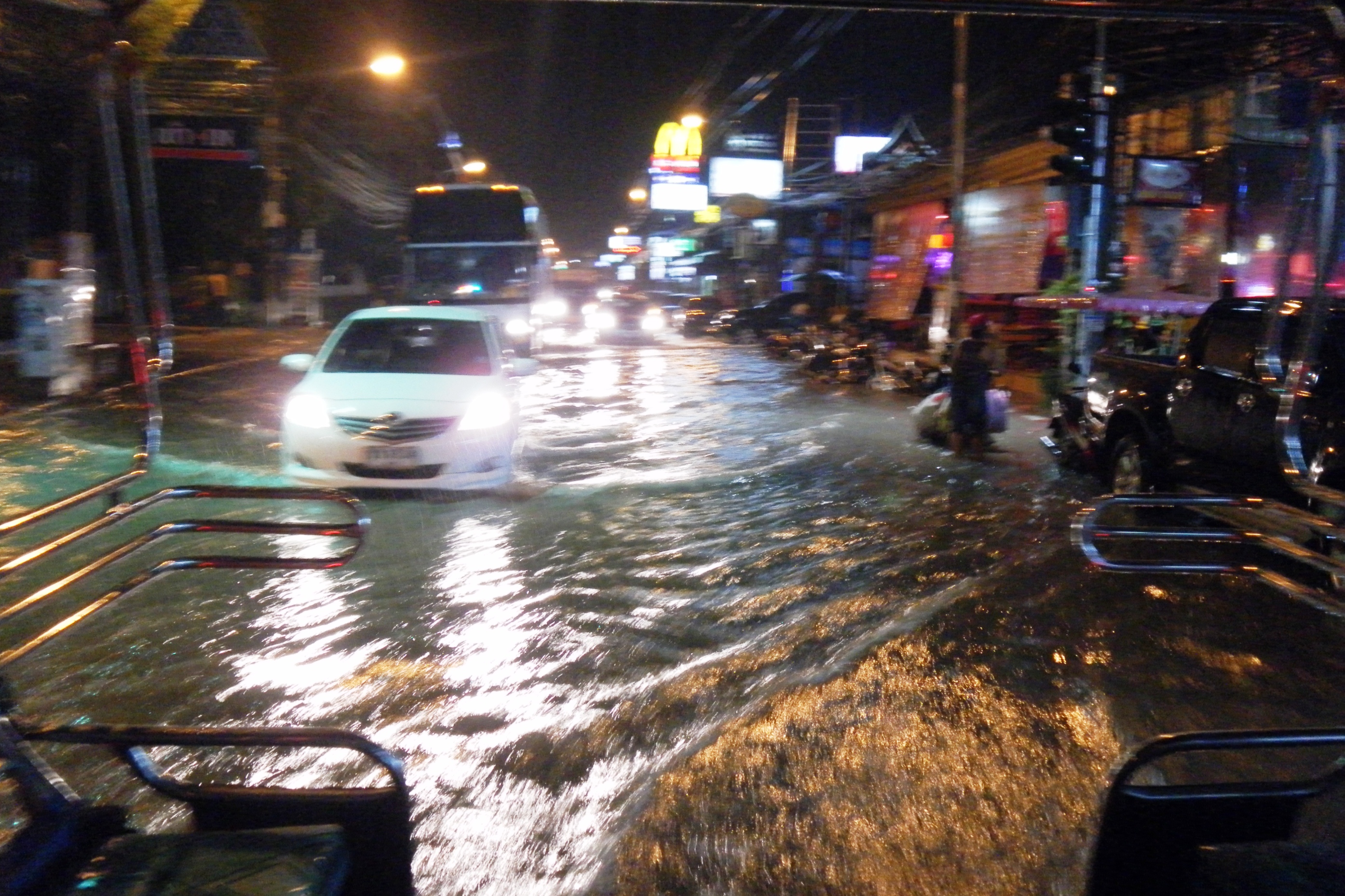 Тук-тук спасет от тропического ливня