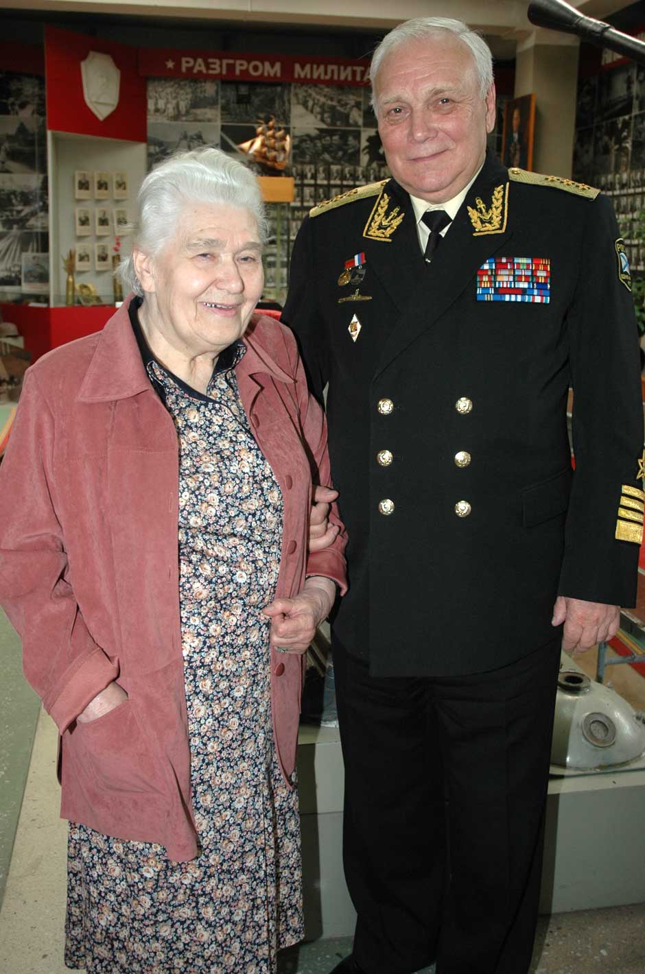 Адмирал Анатолий Комарицын с учительницей истории Тамарой Михайловной Носоченко