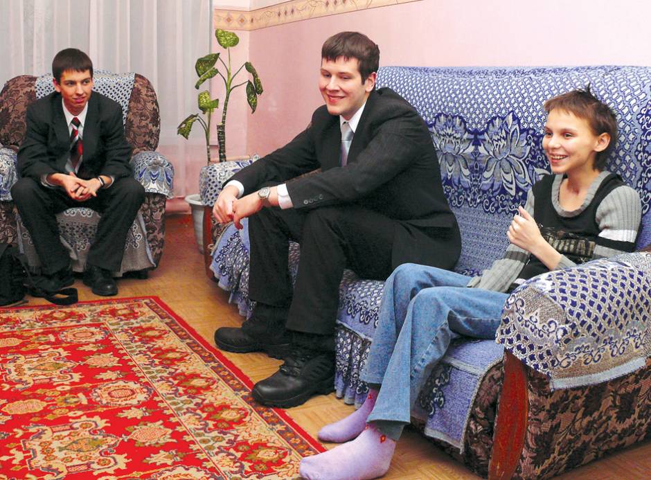 Мистер Холт (слева) и мистер Райзер (в центре)