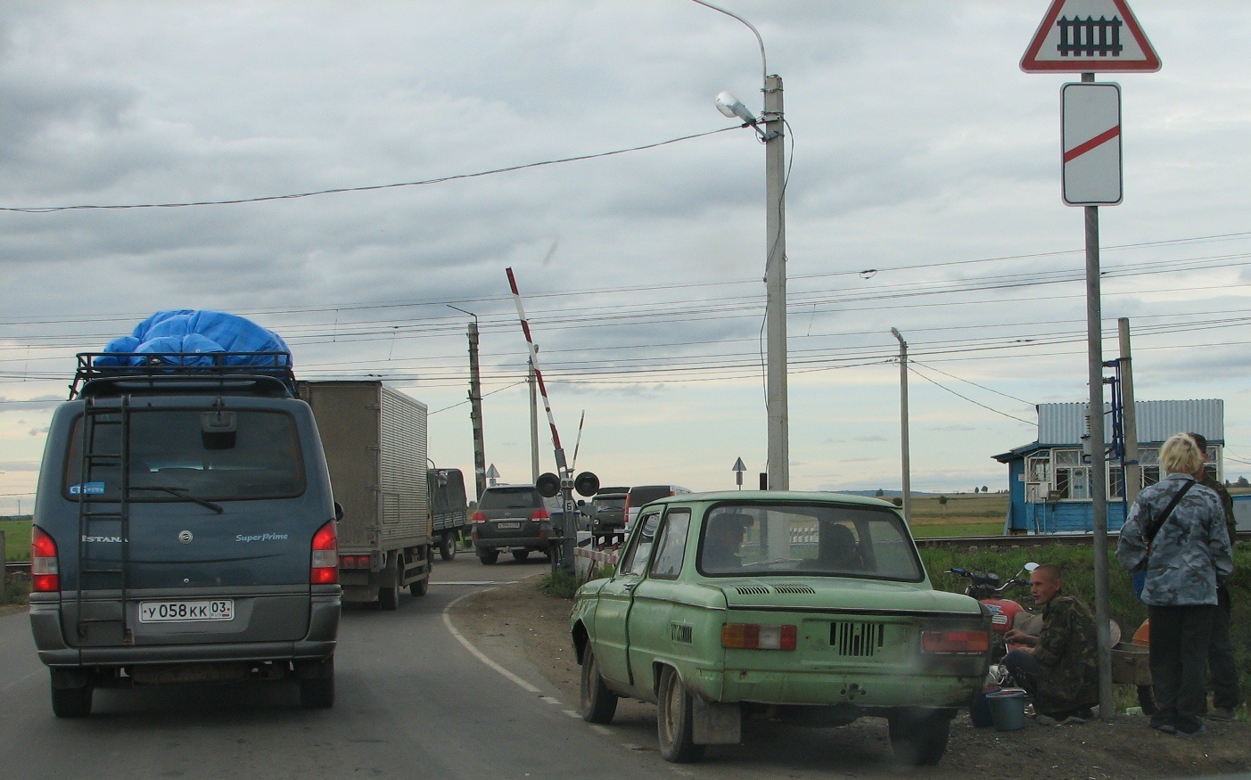 Местный запорожец и мини-базар у ЖД-путей