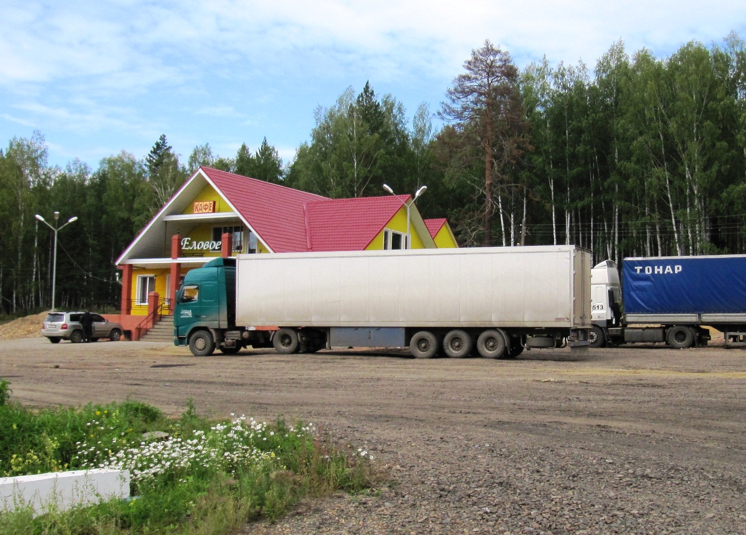 Верная примета - если стоят фуры у кафешки - можно смело обедать.