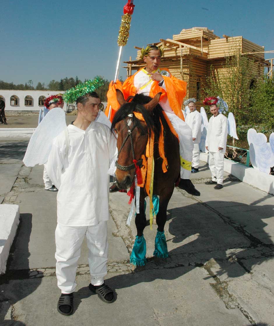 И даже если с крыльями, то всё равно сидят…