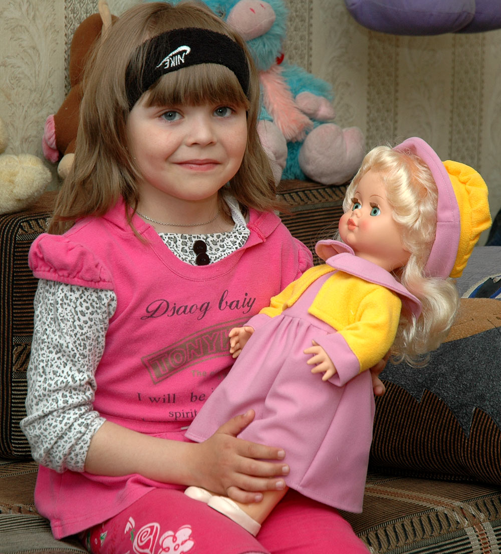 Ариночка Колесова с мамой и с подарками от неравнодушных ангарчан, участвующих в нашей акции «Рука помощи»