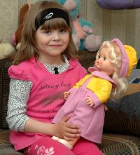 Ариночка Колесова с мамой и с подарками от неравнодушных ангарчан, участвующих в нашей акции «Рука помощи»