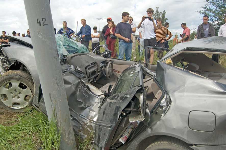 Погибшего водителя вытаскивали из машины с помощью спасателей и спецоборудования