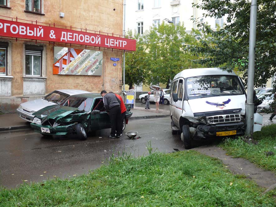 За деловым центром “Квадрат” расположен "карман" для автотранспорта