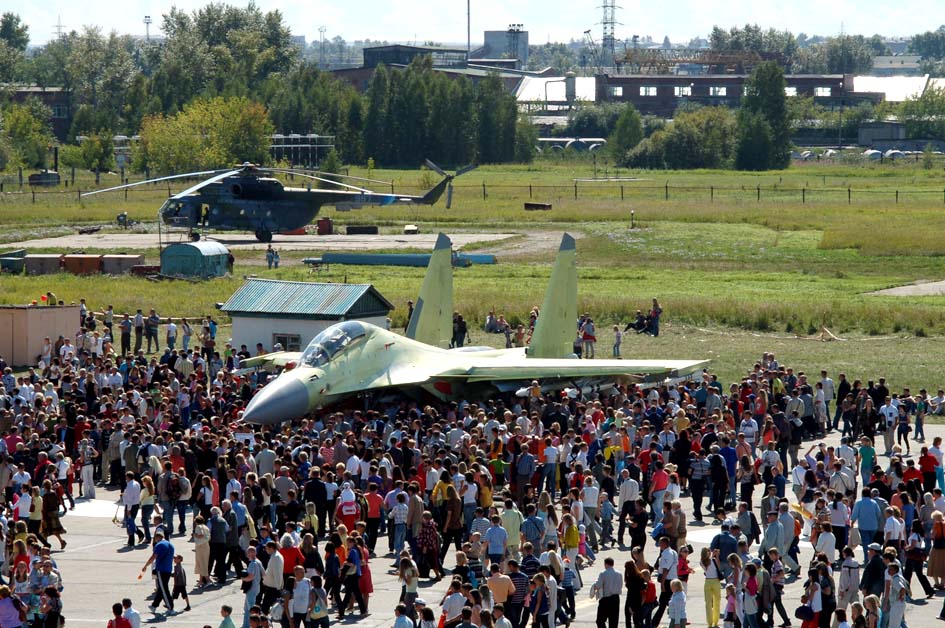 45 тысяч зрителей пришли на авиазавод посмотреть показательные полеты