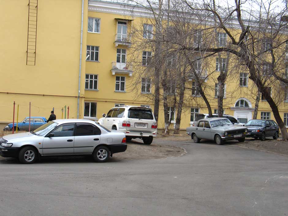 Авто на газонах