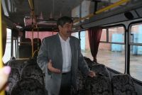Леонид Михайлов осматривает новые автобусы