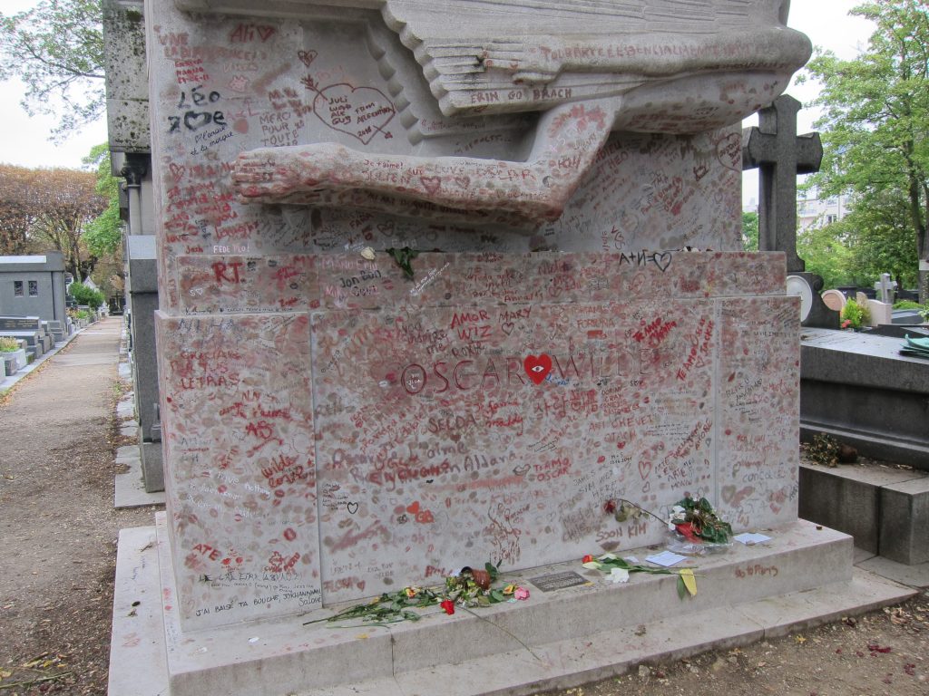 Найдите надпись по-русски