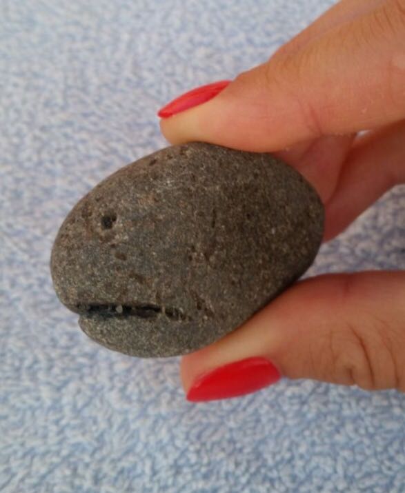 злой камушек 