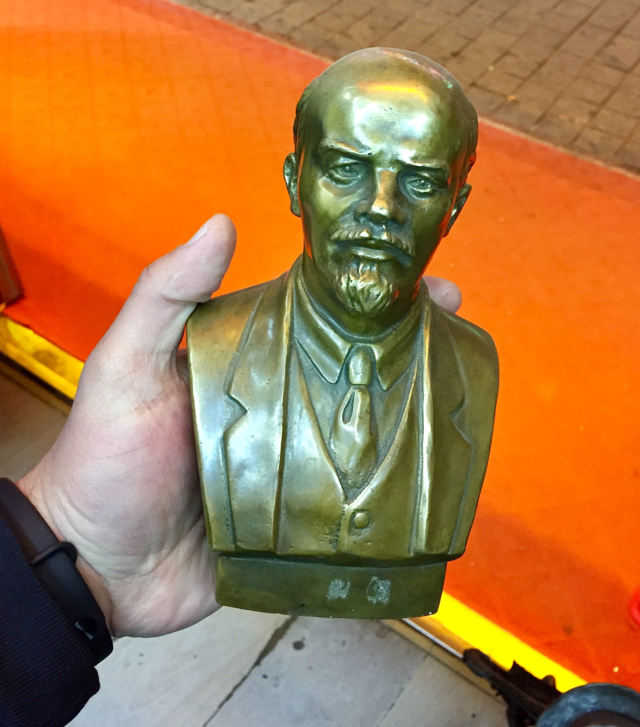 РукаСанычаБюстЛенинаДержащая