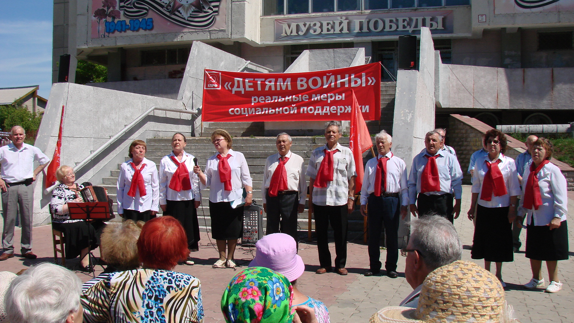 Выступает вокальная группа "Заря"