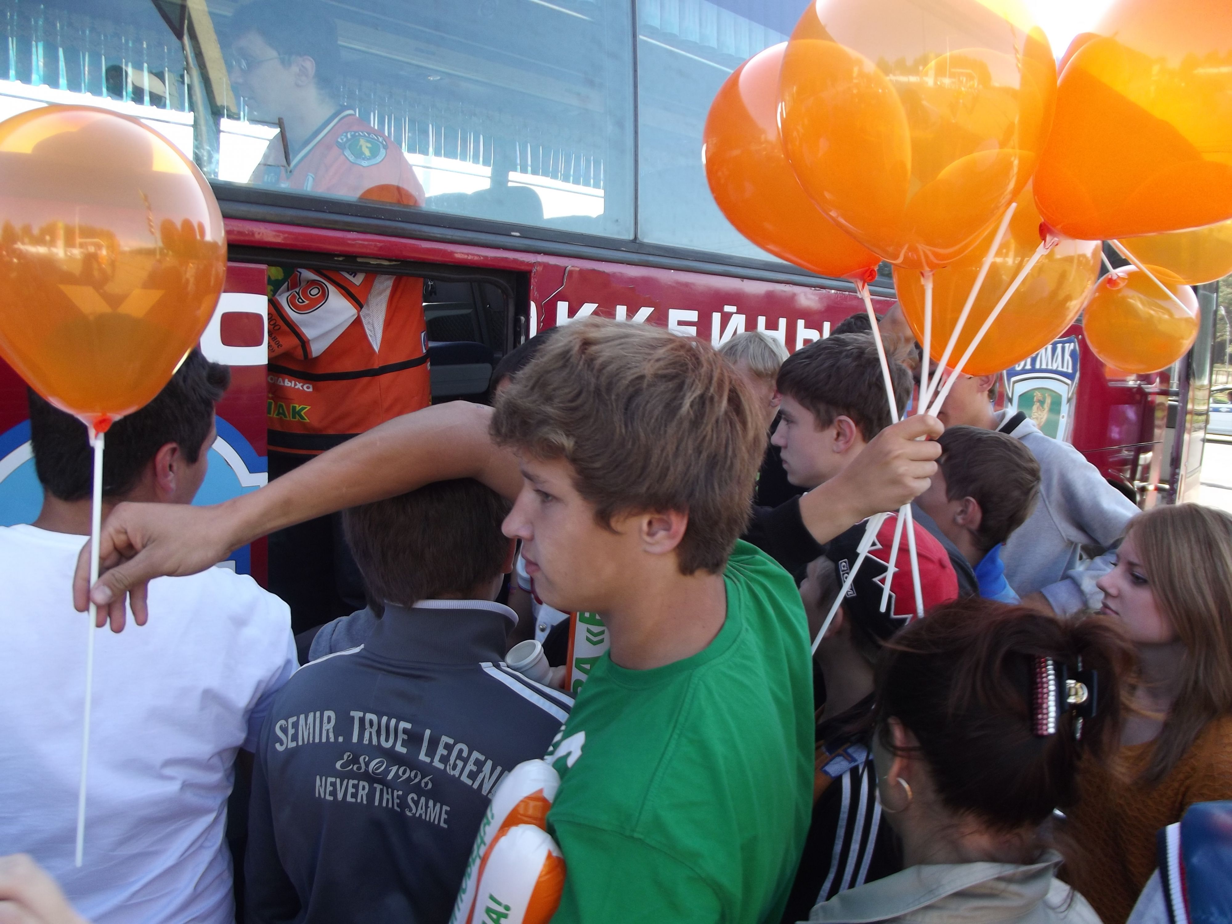 Оранжевый марш "Ермака". Раздача шариков перед началом шествия